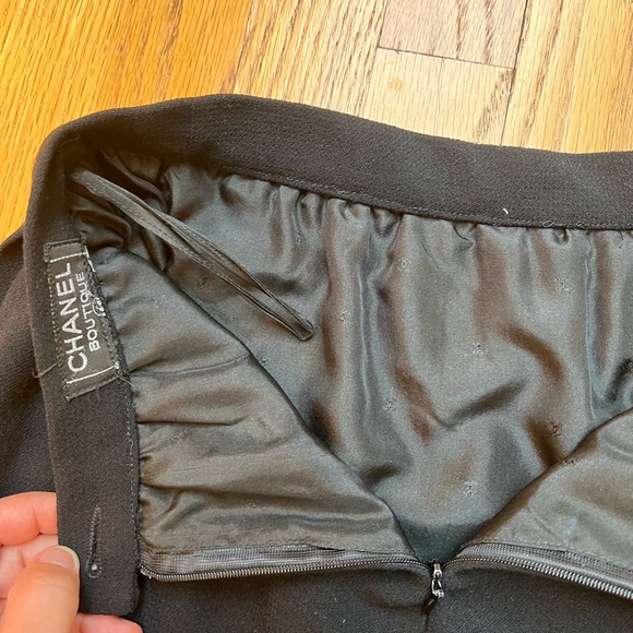 Classic Black Vintage Chanel Pencil Skirt with gold Chanel button - Picture 5 of 10